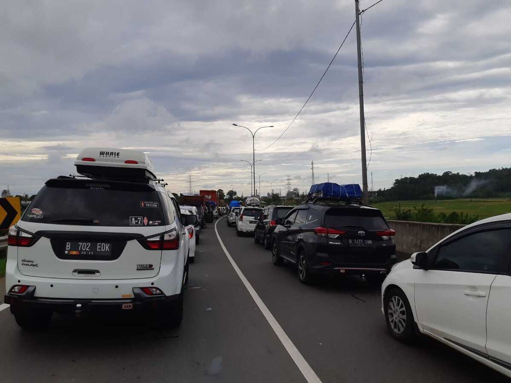 Kendaraan terjebak macet di Km 96-97 Jalan Tol Tangerang-Merak sebelum masuk pintu keluar GT Merak, Banten, Kamis (28/4/2022). Butuh hampir sekitar satu jam keluar dari GT Merak.
