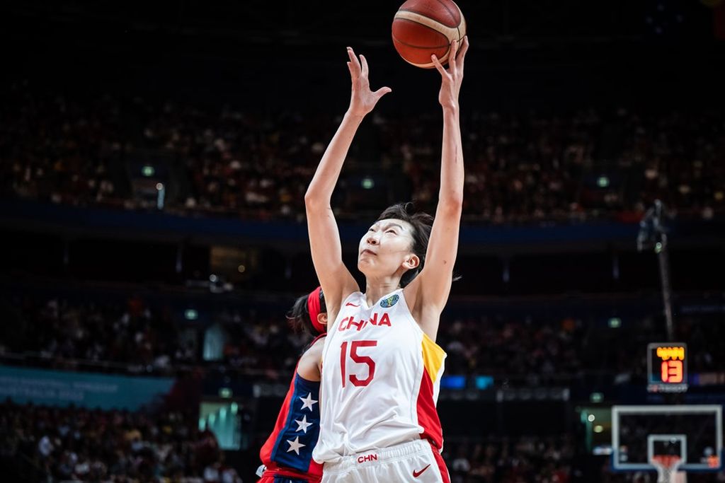 <i>Center</i> timnas bola basket putri China, Han Xu, menguasai bola dalam final Piala Dunia FIBA 2022 melawan Amerika Serikat di Australia, Oktober 2022.