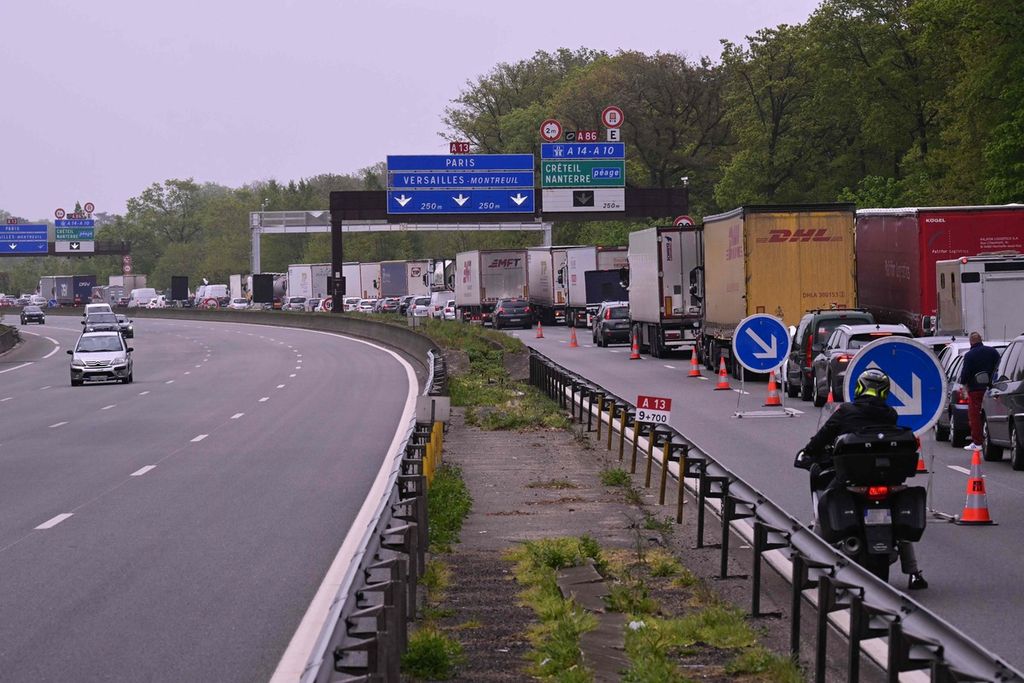 Foto yang diambil pada 19 April 2024 ini memperlihatkan antrean kemacetan lalu lintas di Versailles, sebelah barat Paris, Perancis. 