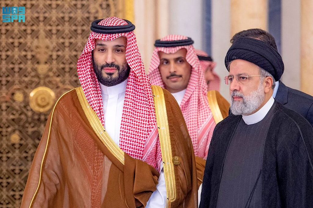 Putra Mahkota Arab Saudi Pangeran Mohammed bin Salman (kiri) dan Presiden Iran Ebrahim Raisi menghadiri pertemuan puncak luar biasa gabungan Liga Arab dan Organisasi Kerja Sama Islam (OKI) di Riyadh, Arab Saudi, Sabtu (11/11/2023). 