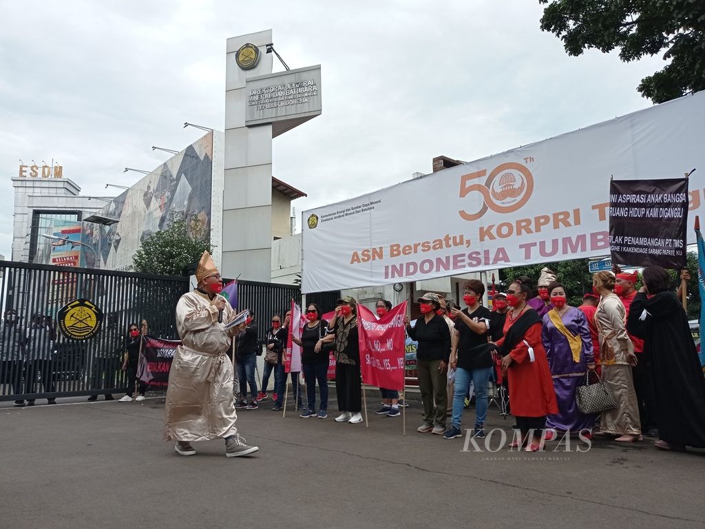Suasana aksi damai Aliansi Rakyat Nusa Utara menolak PT Tambang Mas Sangihe di depan Direktorat Jenderal Mineral dan Batubara Kementerian Energi dan Sumber Daya Mineral, Kecamatan Tebet, Jakarta Selatan, Rabu (10/11/2021).