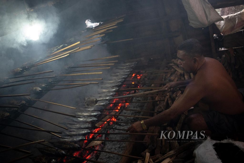 La Amiri membuat ikan tongkol asap di Distrik Pariwari, Kabupaten Fakfak, Papua Barat, Senin (26/6/2023). Selain tongkol, ikan asap biasanya juga dibuat dari ikan cakalang.
