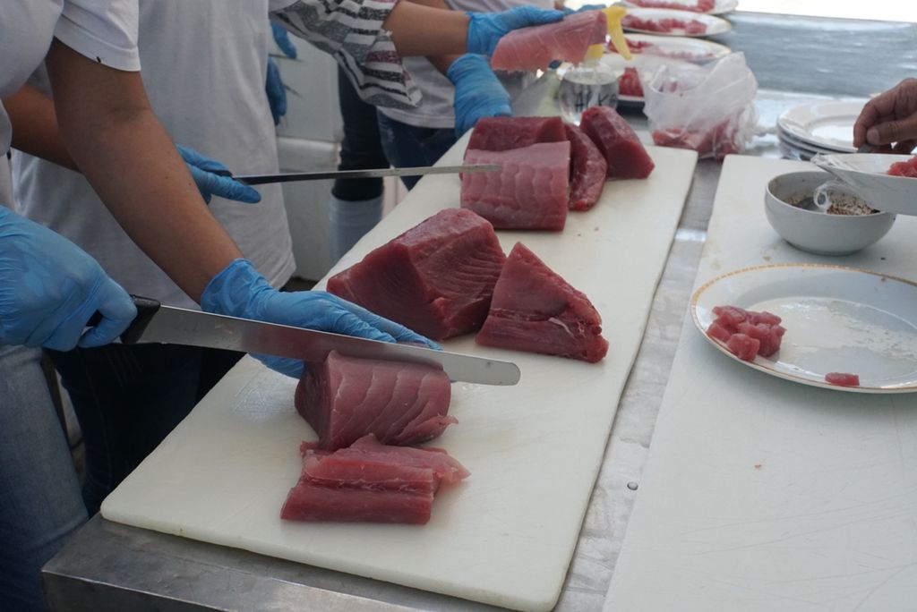 Pramusaji memotong sashimi dari daging ikan tuna dalam perayaan Pengucapan Syukur di rumah dinas Wali Kota Bitung, Minggu (6/10/2019). Sashimi itu disebut sashibi, yaitu sashimi bitung.