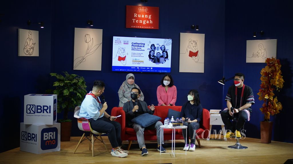 Sesi diskusi dalam rangkaian acara festival literasi Ruang Tengah di Gramedia Matraman, Jakarta, Sabtu (23/7/2022). Festival yang diselenggarakan sejak 23-30 Juli ini menghadirkan sejumlah penulis ternama dari Asia.