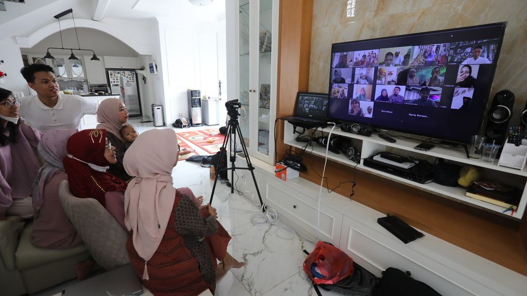 Sebuah keluarga di kawasan Pondok Kopi, Jakarta Timur menyelenggarakan silaturahmi virtual dengan keluarga besarnya lewat aplikasi telekonferensi pada Lebaran 2021 (13/5/2021). Pandemi turut mengubah cara pandang sebagian warga tentang silaturahmi virtual. 
