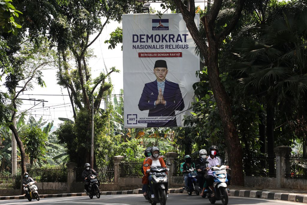 Baliho Ketua Umum Partai Demokrat Agus Harimurti Yudhoyono terpasang di Jalan Veteran Raya, Jakarta, Senin (9/8/2021).