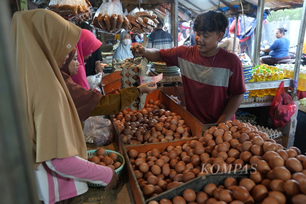 Residents were buying chicken eggs at Kranji Baru Market in Bekasi City, West Java, on Tuesday (9/4/2024). Chicken eggs were sold for Rp 28,000 per kilogram.