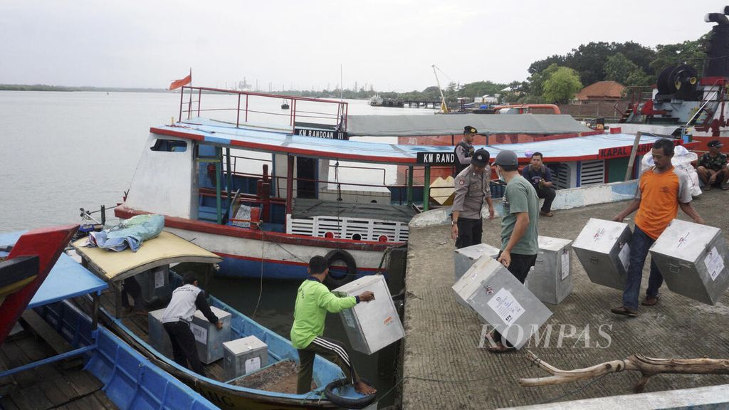Sebanyak 40 kotak suara dan 74 bilik serta keperluan logistik Pemilihan Gubernur Jawa Tengah 2018 dikirim ke Kecamatan Kampung Laut, Cilacap, Jumat (22/6/2018), dari Dermaga Sleko, Cilacap.