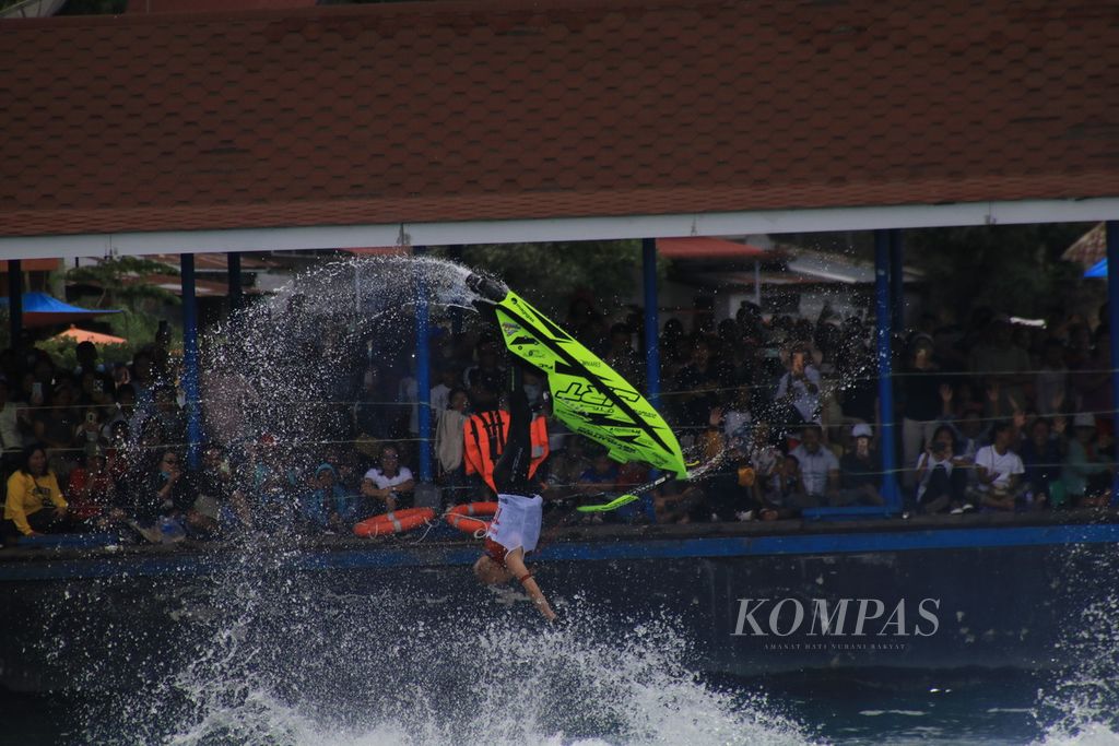 Para pebalap melakukan aksi gaya bebas (<i>freestyle</i>) menghibur penonton Aquabike Jetski World Championship 2023 di perairan Balige, Kabupaten Toba, Sumatera Utara, Minggu (26/11/2023).