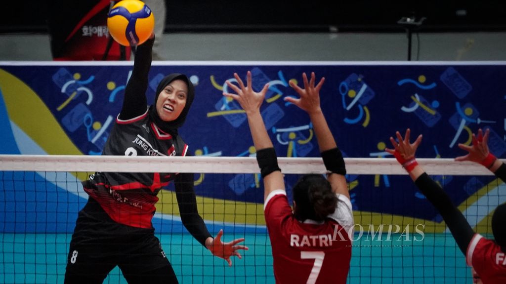 The smashes action launched by Indonesian female volleyball player Megawati Hangestri Pertiwi, who strengthens the Red Sparks Korea team, during a friendly match Fun Volley Ball against the Indonesian All Star women's volleyball team at the Indonesia Arena Stadium, Gelora Bung Karno Complex, Jakarta, on Saturday (20/4/2024).