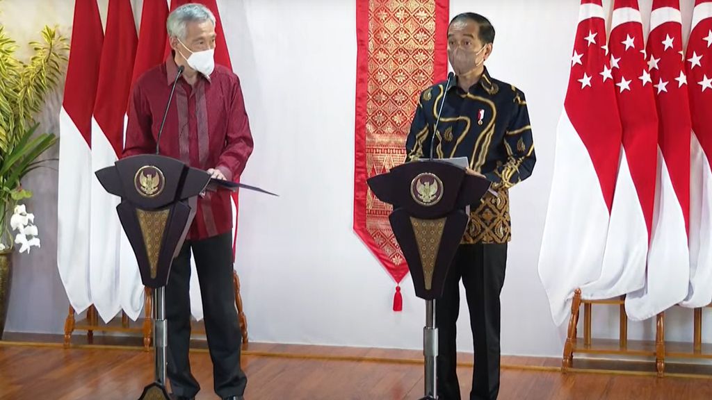 Presiden Joko Widodo dan Perdana Menteri Singapura Lee Hsien Loong bertemu dalam <i>leader' retreat </i>di Bintan, Kepulauan Riau, Selasa (25/1/2022).