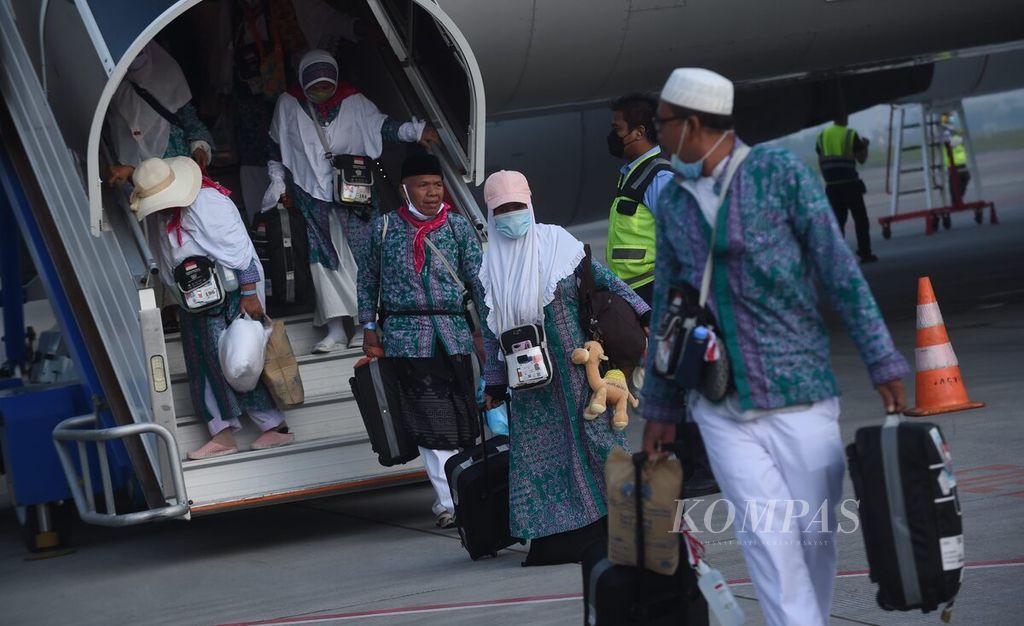 Jemaah haji Kloter 1 Debarkasi Surabaya turun dari pesawat Saudi Arabia Airlines dengan nomor penerbangan SV 5004 di Terminal 2 Bandara Internasional Juanda Surabaya di Kabupaten Sidoarjo, Jawa Timur, Minggu (17/7/2022). 