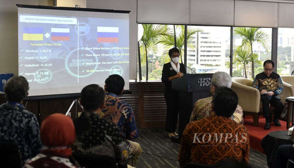 Menteri Luar Negeri Retno LP Marsudi menyampaikan paparan dalam diskusi Kompas Collaboration Forum (KCF) yang membahas tema ”Dampak Perang Rusia terhadap Indonesia” di Jakarta, Kamis (7/4/2022). 