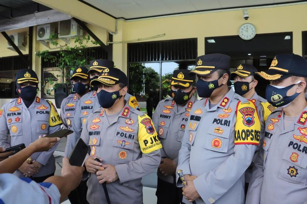 Kapolda Jateng Inspektur Jendral Ahmad Luthfi (tengah) memberikan keterangan kepada wartawan di kantor Polres Batang, Jateng, Rabu (16/12/2020). 
