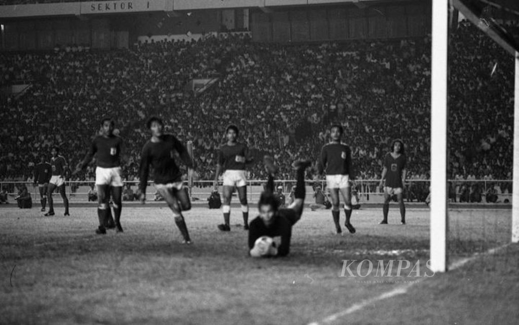Kesebelasan PSM Makassar melawan PSBI Blitar dalam pertandingan kompetisi sepakbola Perserikatan PSSI 1973, di Stadion Utama Senayan, Jakarta (5/12/1973). Pertandingan berakhir dengan kemenangan PSM Makassar menang 5-2 (1-2).