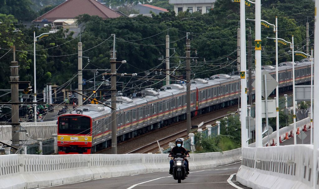 Pengguna jalan melintas di jalan layang tapal kuda Tanjung Barat, Jakarta Selatan, saat fase uji coba lalu lintas, Minggu (31/1/2021).