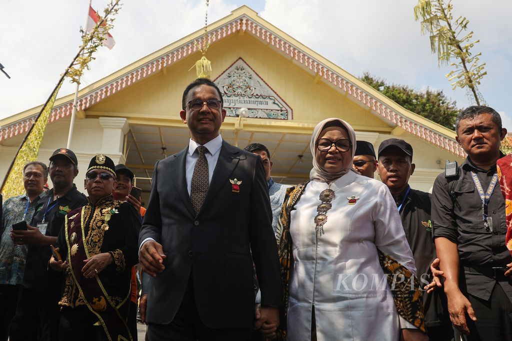 Calon presiden Anies Baswedan bersama istri, Fery Farhati, menghadiri acara <i>dhaup ageng</i> di Pura Pakualaman, Yogyakarta, Rabu (10/1/2024).