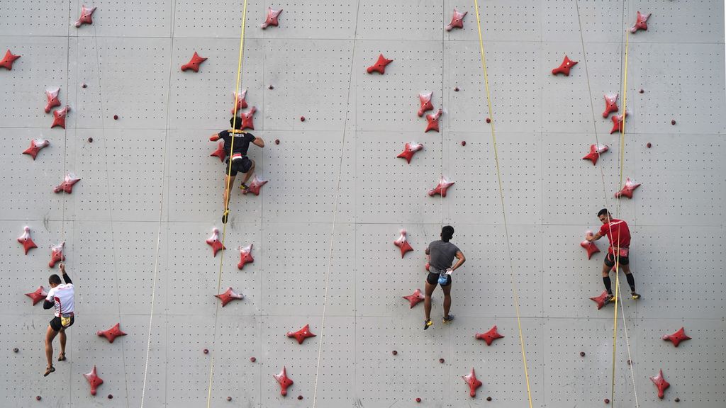 The Indonesian climbing team is undergoing training in preparation for the Asian Games 2022 at the Santika Premiere Hotel in Bekasi, West Java on Friday (8/9/2023). A total of 12 Indonesian climbers will be sent to compete in the Hangzhou 2022 Asian Games in China, scheduled for September 23 to October 8, 2023.