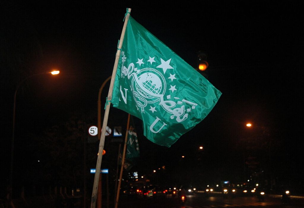 Sejumlah bendera Nahdlatul Ulama (NU) mulai dipasang di Jalan Jenderal Sudirman, Makassar, Rabu (17/3/2010). Hal ini menandai pelaksanaan Muktamar NU ke-23 yang akan berlangsung di Celebes Convention Centre, Makassar, 23-28 Maret 2010.