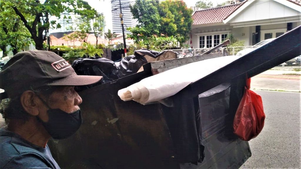 Suratmin beristirahat setelah makan siang di sepanjang Jalan Menteng, Jakarta Pusat, Rabu (26/10/2022).