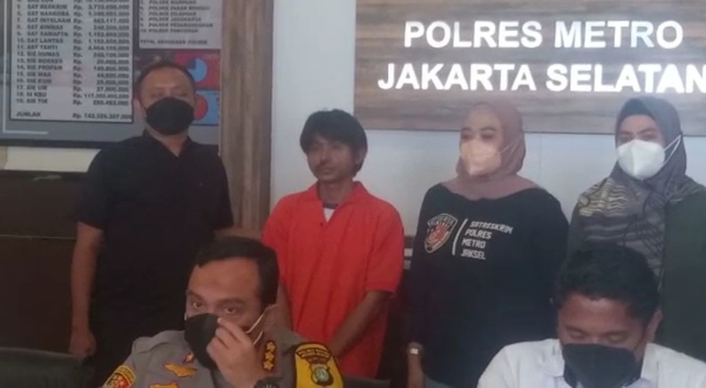 HS, pelaku kasus pencabulan anak 6 tahun, di Markas Polres Metro Jakarta Selatan, Rabu (30/3/2022). 