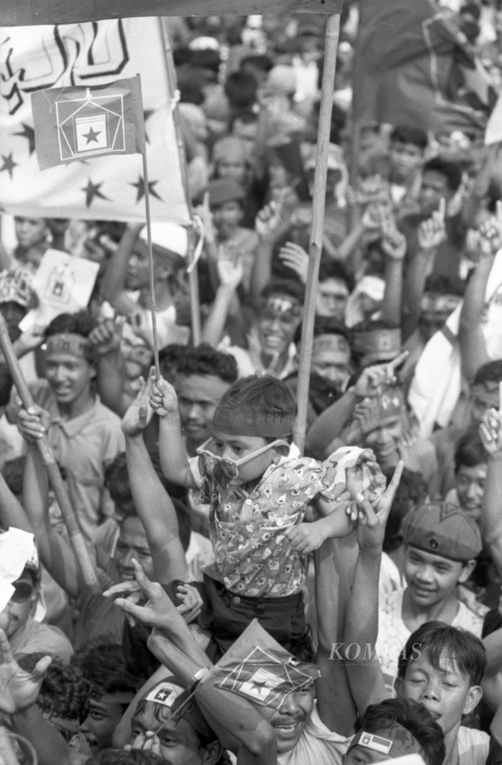 Putaran terakhir kampanye Partai Persatuan Pembangunan (PPP) di lapangan terbuka dipusatkan di Lapangan Parkir Timur Senayan, Jumat (29/5/1992). Sementara itu, masih banyak massa pendukung PPP lainnya yang bergerak di Jalan Jenderal Sudirman, Jakarta Pusat. Anak-anak kecil juga ikut kampanye. 
