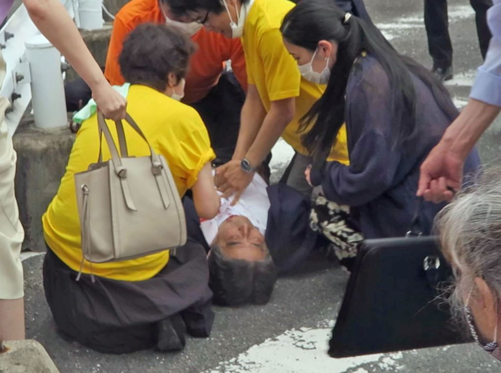 Mantan Perdana Menteri Jepang Shinzo Abe (67) tergeletak di tanah, Jumat (8/7/2022), setelah ditembak saat kampanye di Nara, wilayah Barat Jepang, Abe meninggal setelah mendapatkan perawatan di rumah sakit di Nara. (Kyodo News via AP)