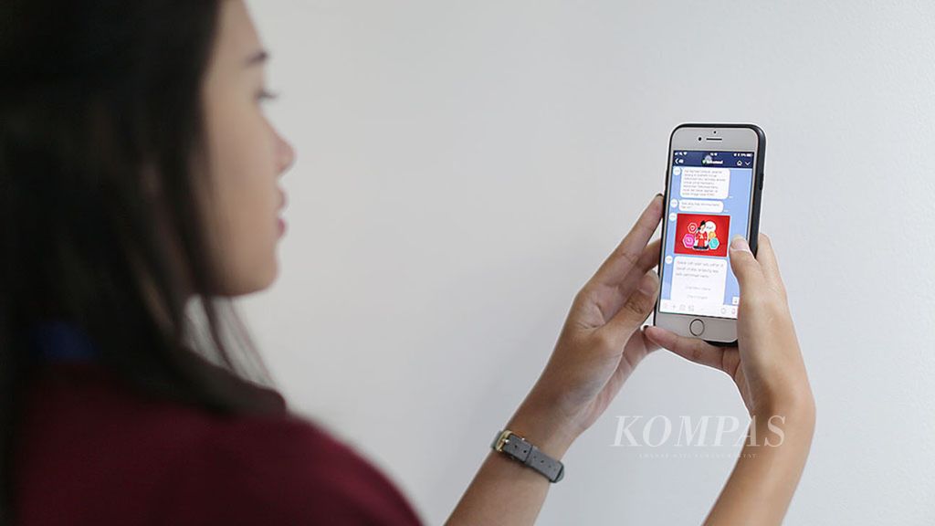 Pengguna memakai <i>chatbot </i>Veronika, asisten virtual Telkomsel, Senin (7/5/2018). Pemanfaatan asisten virtual oleh sejumlah perusahaan mampu meningkatkan layanan konsumen, menunjang produktivitas, dan membangun kedekatan dengan pelanggan.