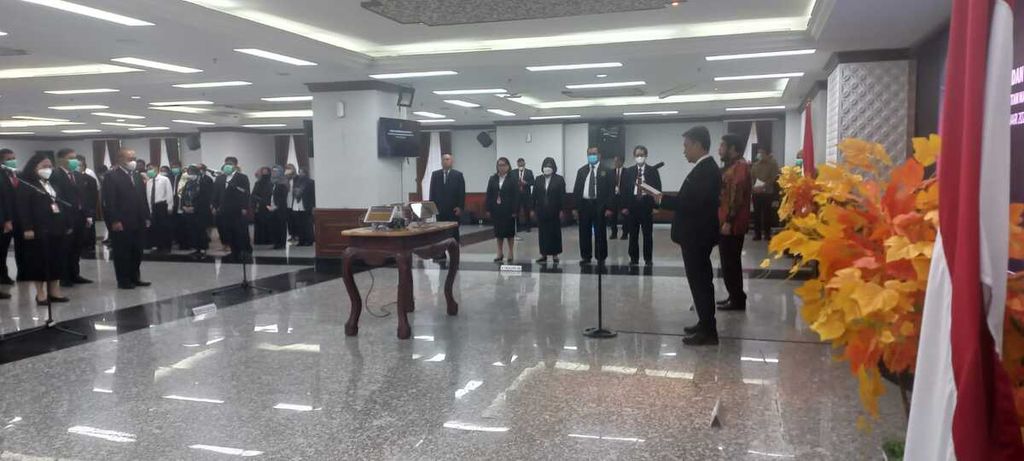 Ketua Mahkamah Konstitusi Anwar Usman menyaksikan pelantikan dan pengambilan sumpah 22 pegawai MK yang akan bekerja sebagai tim sekretariat Majelis Kehormatan MK, Rabu (8/2/2023).