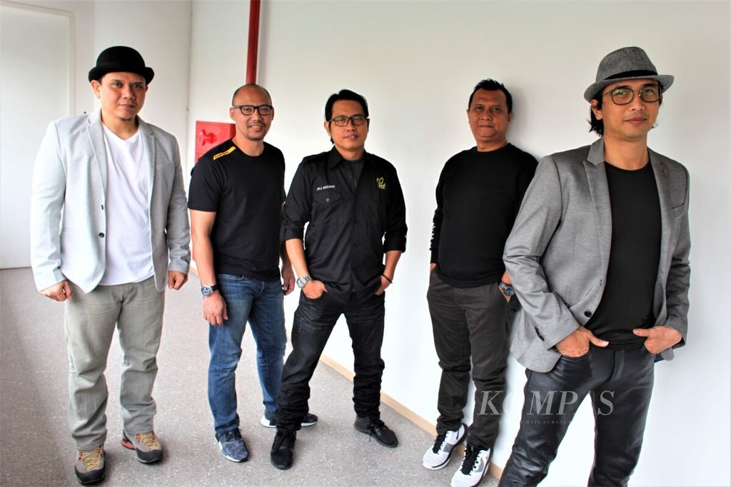 Padi Reborn adalah nama baru dari band Padi yang beranggota (dari kiri ke kanan) Andi Fadly Arifuddin, Surendro Prasetyo, Rindra Risyanto Noor, Ari Tri Sosianto, dan Satriyo Yudi Wahono.