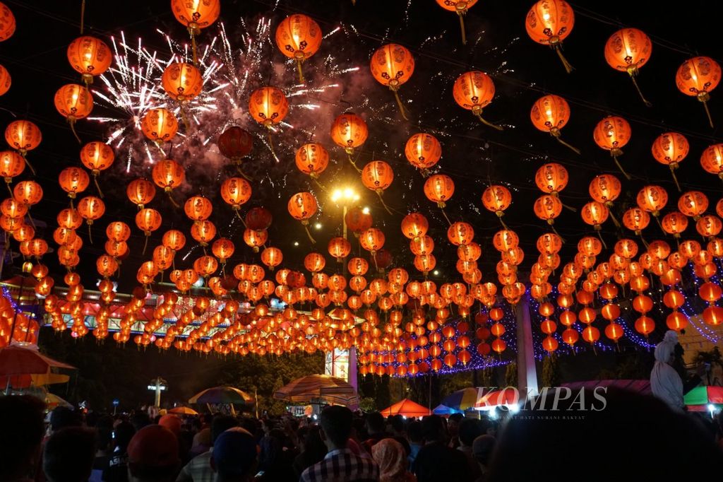 Ribuan warga berbaur menjadi satu dalam perayaan tahun baru Imlek 2568/2017 di kawasan depan Pasar Gede, Solo, Jawa Tengah, Jumat malam hingga Sabtu dinihari (27-28/1/2017). Lampu-lampu lampion dan pijar kembang api menyemarakan perayaan Imlek di Solo.
