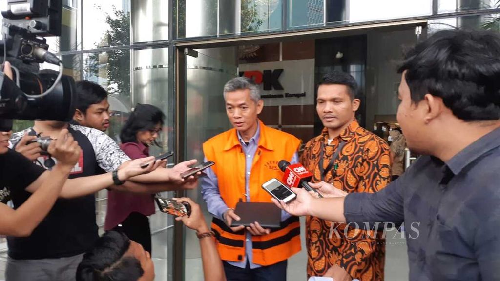 Bekas komisioner Komisi Pemilihan Umum, Wahyu Setiawan, seusai diperiksa di Gedung Merah Putih, Jakarta, Rabu (12/2/2020). Wahyu terbukti menerima suap dari bekas calon anggota legislatif DPR dari PDI-P, Harun Masiku.