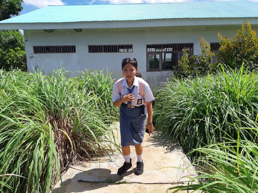 A female student walks in the midst of the spice garden of SMAN 6 in Kupang City, East Nusa Tenggara, on Tuesday (16/4/2024). The school is the only one in NTT that has a spice garden.