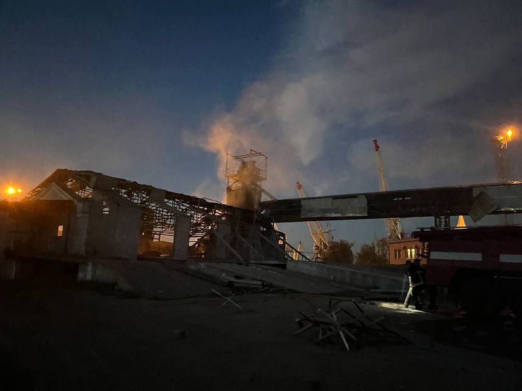 Foto yang dirilis oleh Badan Tanggap Darurat Ukraina, Rabu (2/8), ini memperlihatkan bangunan yang rusak di sebuah pelabuhan di Danube setelah serangan pesawat nirawak Rusia di wilayah Odesa, malam sebelumnya. 