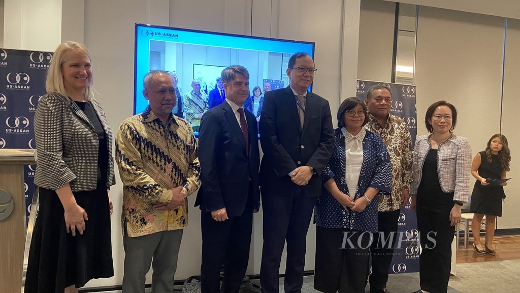Direktur Pengelola Regional Dewan Bisnis ASEAN-Amerika Serikat Brian McFeeters (ketiga dari kiri) dan Wakil Sekretaris Jenderal ASEAN Michael Tene (keempat dari kiri) dalam kegiatan Dewan Bisnis ASEAN-AS, Senin (27/11/2023), di Jakarta. 