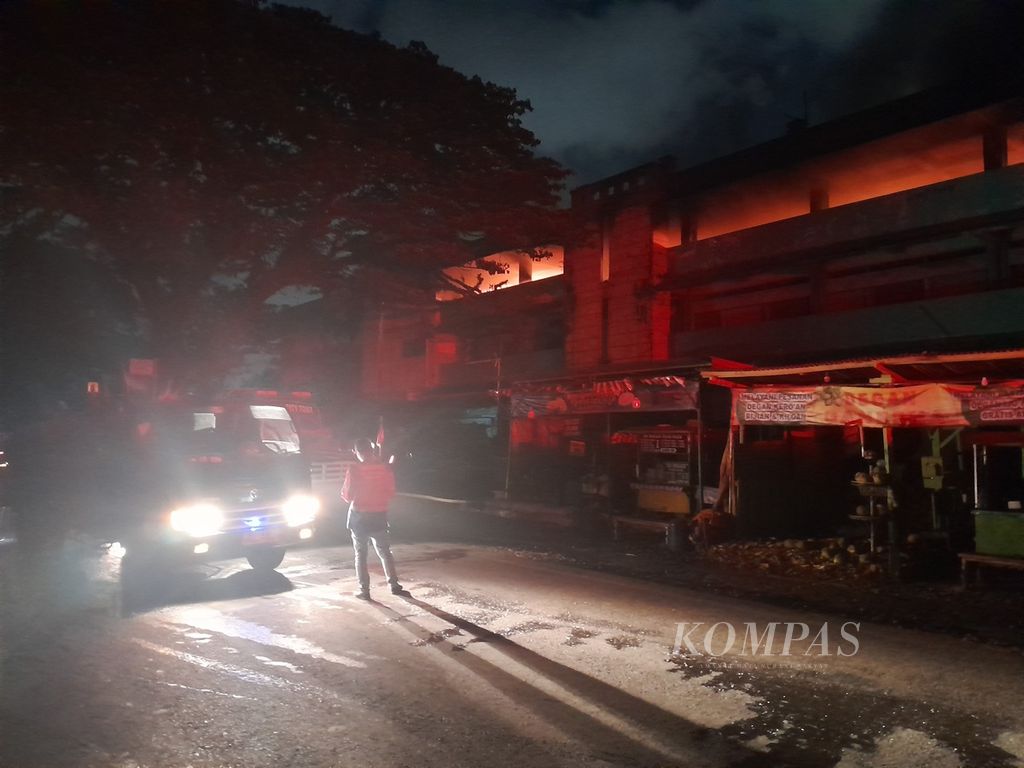 Petugas pemadam kebakaran tengah menjinakkan api yang menghanguskan Pasar Comboran di Kelurahan Sukoharjo, Kecamatan Klojen, Kota Malang, Jawa Timur,  Jumat (13/9/2024).