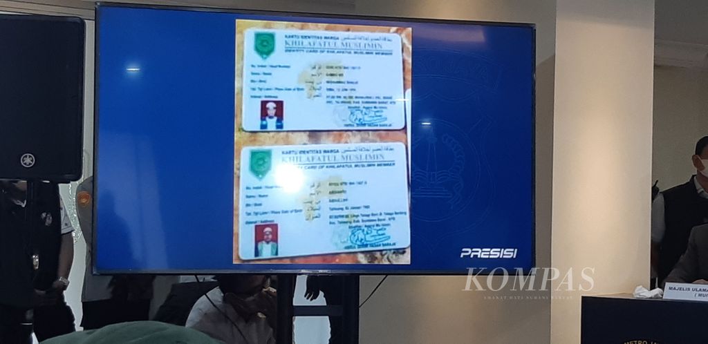 Foto kartu identitas anggota kelompok Khilafatul Muslimin yang ditayangkan dalam rilis pengungkapan terbaru di Polda Metro Jaya, Jakarta, Kamis (16/6/2022).