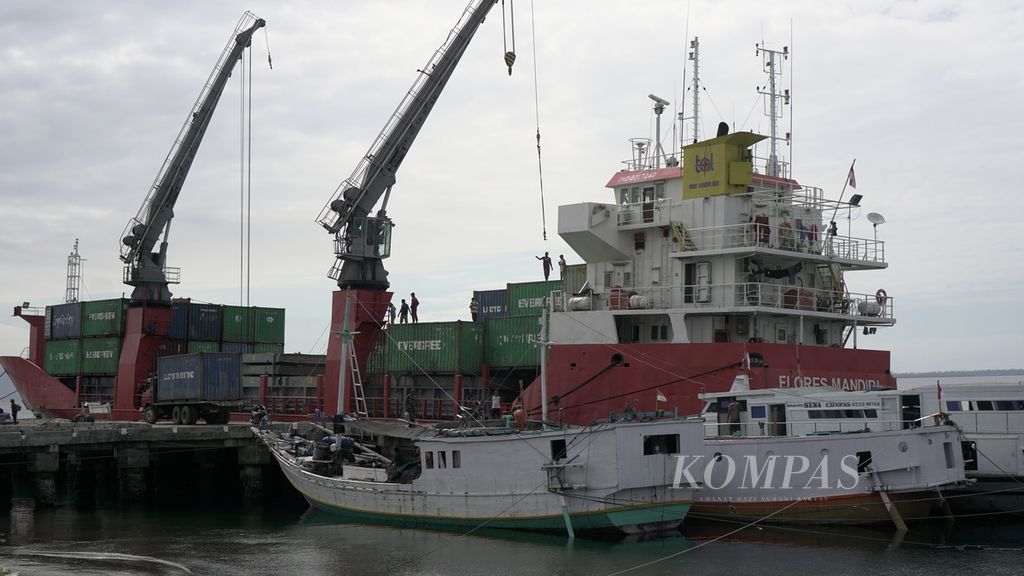 KM Flores Mandiri menurunkan muatan kontainer di Pelabuhan Lewoleba, Kabupaten Lembata, Nusa Tenggara Timur, Minggu (13/8/2023). Program tol laut yang berjalan sejak tahun 2015 tidak otomatis menekan disparitas harga di kawasan timur Indonesia. 