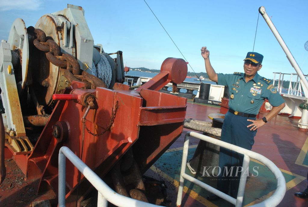 Laksamana Muda Harjo Susworo, Kepala Pusat Hidrografi dan Oseanografi TNI AL (Pushidrosal), melihat rantai jangkar kapal batubara MV Ever Judger di perairan Teluk Balikpapan, Kaltim, Selasa (17/4).