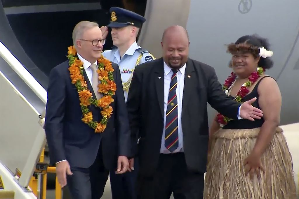 Dalam foto yang diambil dari rekaman video ini tampak Perdana Menteri Australia  Anthony Albanese disambut saat tiba di Port Moresby, Papua Niugini, Kamis (12/1/2023). 