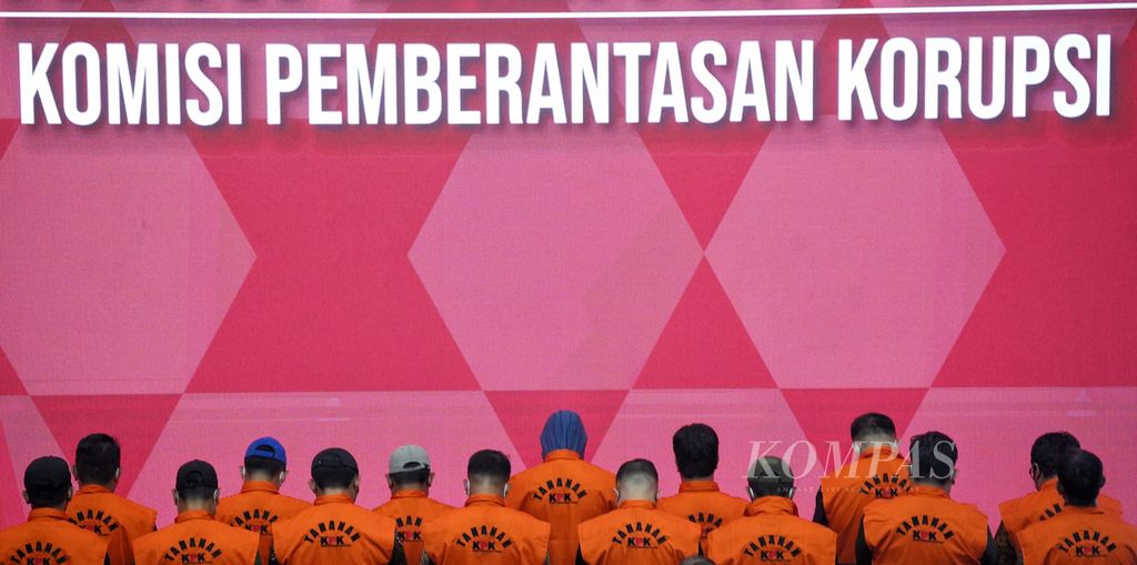 Serombongan pegawai rumah tahanan Komisi Pemberantasan Korupsi (KPK) diekspos penahanannya di Gedung Juang KPK, Jakarta, Jumat (15/3/2024). Sebanyak 15 pegawai rutan KPK ditahan karena terbukti secara terstruktur melakukan pungutan liar terhadap penghuni rutan KPK. Ke-15 orang ini terdiri dari kepala rutan, dua anggota polisi yang dipekerjakan di KPK, dan sejumlah pegawai negeri yang dipekerjakan (PNYD) di KPK. Praktik pungli yang mengarah pada aksi pemerasan secara bersama-sama ini berjalan dalam kurun waktu 2019-2023. Jumlah nilai total uang yang mereka dapatkan dari hasil pungli tersebut senilai Rp 6,3 miliar. KPK masih mendalami aliran uang tersebut serta penggunaannya. 