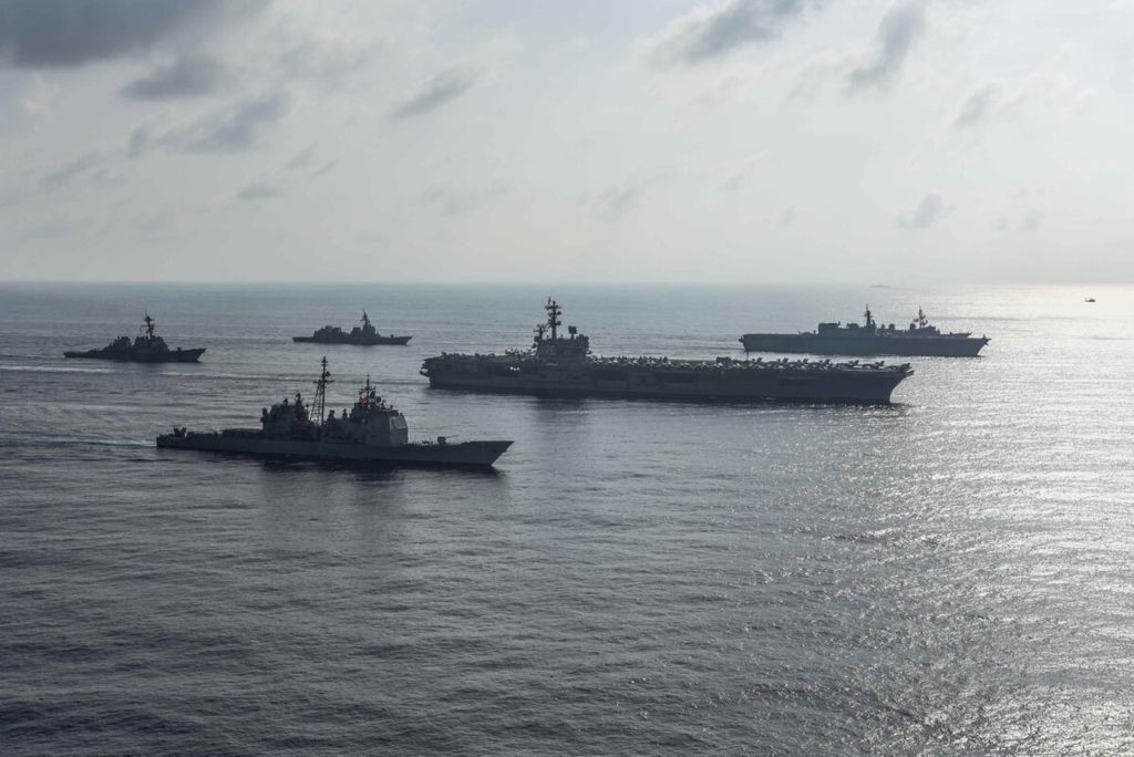 Sekelompok kapal militer AS dari kelompok kapal penyerang The Ronald Reagan kala menggelar latihan bersama dengan militer Jepang di kawasan Laut China Selatan, Jumat (31/8/2018).