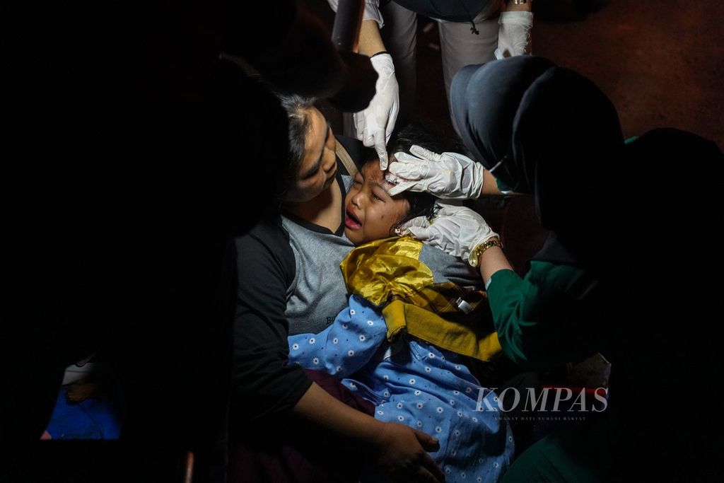 Anak korban gempa mendapat perawatan di halaman RSUD Sayang, Cianjur, Kabupaten Cianjur, Jawa Barat, Senin (21/11/2022). Gempa berkekuatan magnitudo 5,6 SR berdampak pada sejumlah tempat di wilayah Kabupaten Cianjur. Gempa ini menyebabkan 162 orang tewas dan ratusan luka-luka.