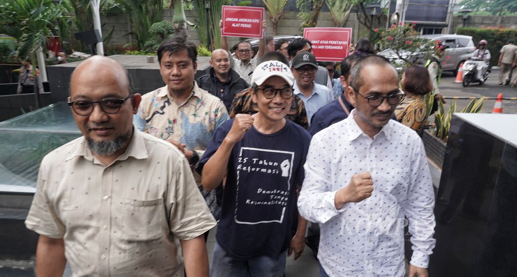 Mantan penyidik Komisi Pemberantasan Korupsi Novel Baswedan (kiri) dan mantan Ketua KPK Abraham Samad (kanan) turut hadir  bersama Koalisi Masyarakat Sipil Anti Korupsi menggelar aksi damai di Gedung KPK, Jakarta, Kamis (23/11/2023). 