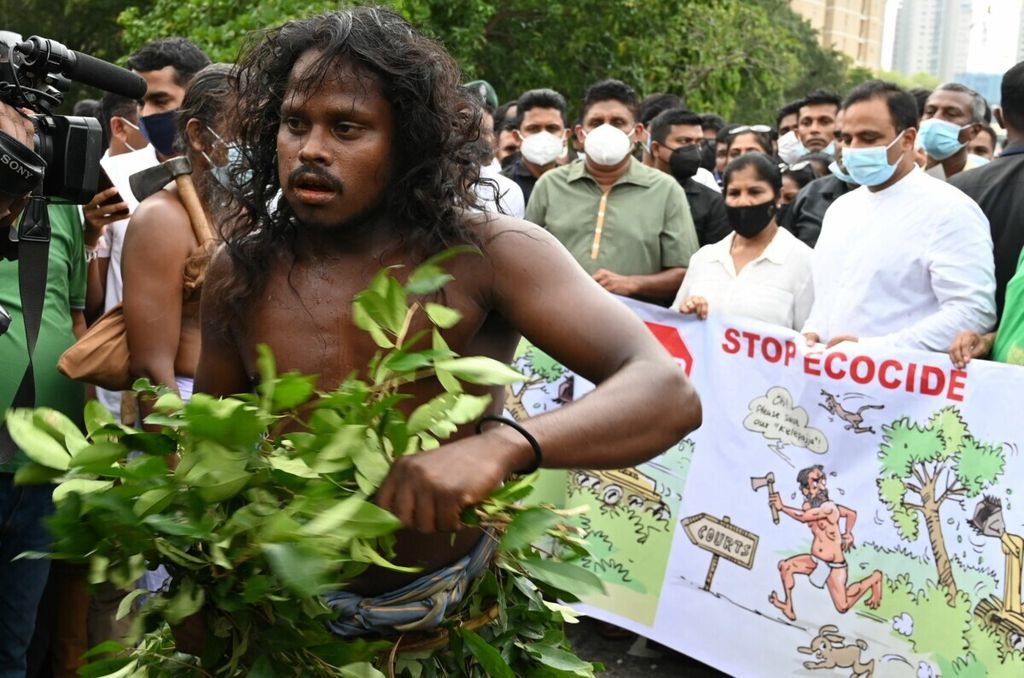 Seorang pria dari suku Vedda, penduduk asli pulau itu, ikut serta dalam demonstrasi menentang penggundulan hutan yang cepat dan perusakan suaka margasatwa, di ibu kota Sri Lanka, Kolombo, pada 24 Maret 2021. (Photo by LAKRUWAN WANNIARACHCHI / AFP)