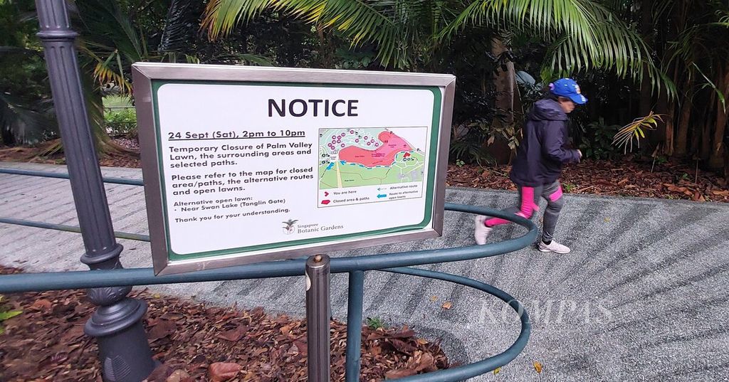 Warga berolahraga pagi di Taman Botani Singapura (Singapore Botanic Gardens) di Singapura, 21 September 2022. 
