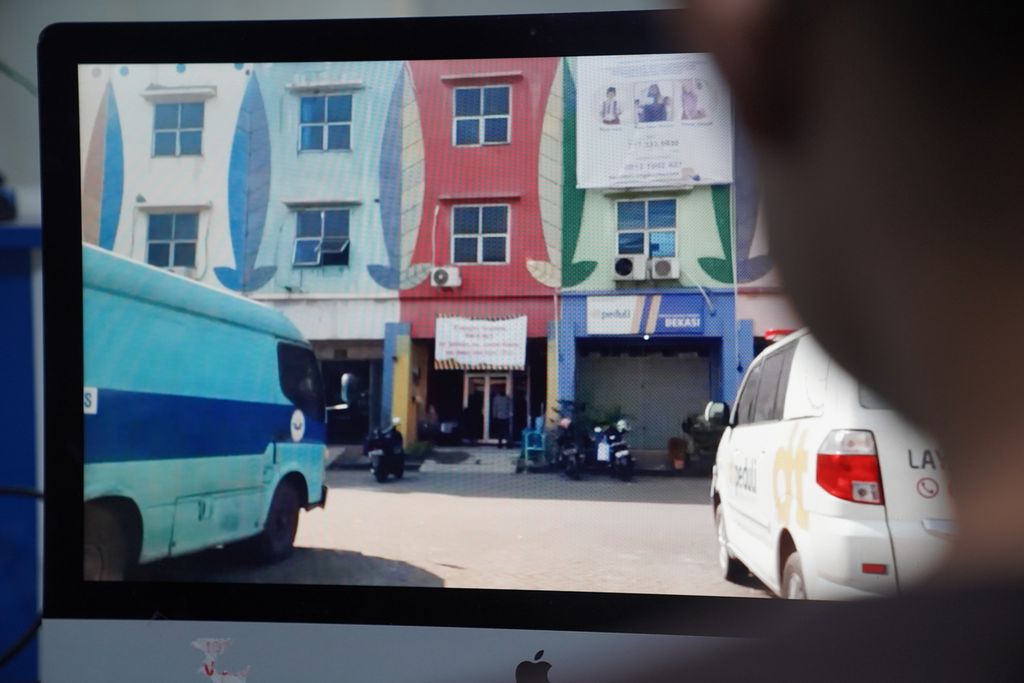 Tampak depan kantor PT KTT Cabang Tambun (berwarna merah muda dan berspanduk), Kecamatan Tambun Selatan, Kabupaten Bekasi, Juli 2024.