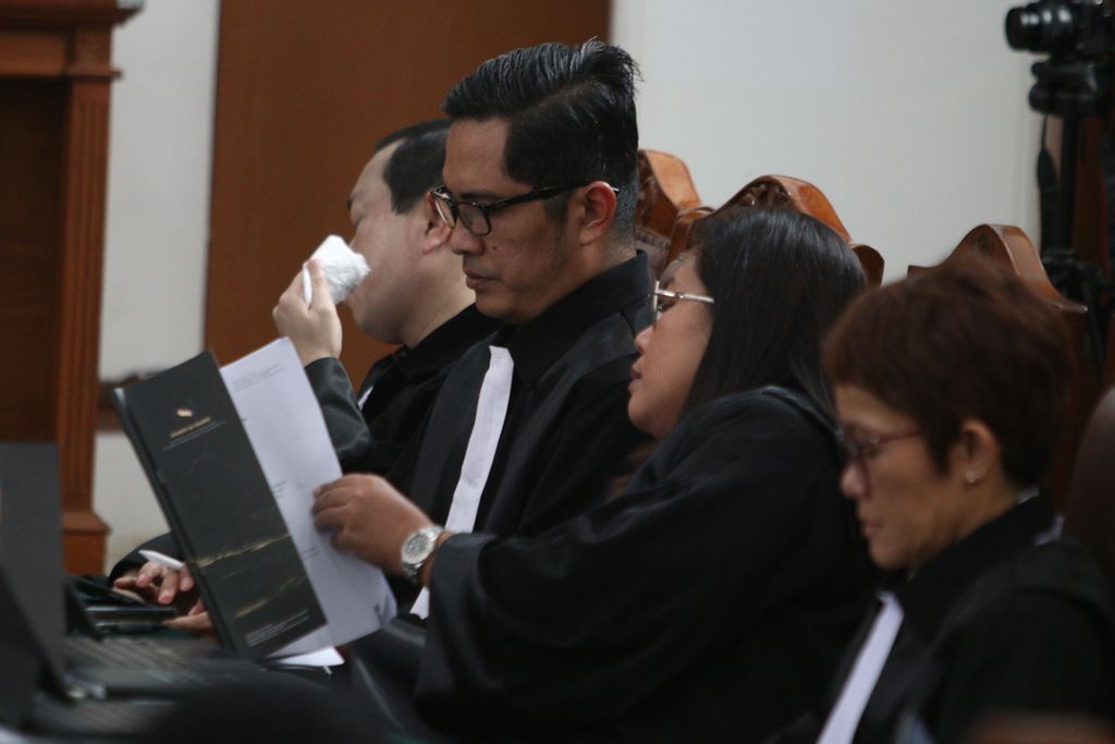 Tim kuasa hukum Putri Candrawathi saat proses persidangan di ruang sidang utama Pengadilan Negeri Jakarta Selatan, Senin (17/10/2022).