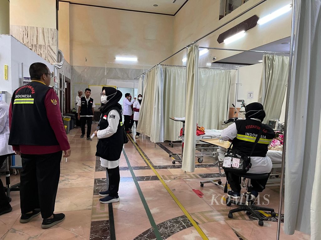 Suasana layanan di Klinik Kesehatan Haji Indonesia Daerah Kerja Mekkah, Arab Saudi, Sabtu (25/5/2024). 