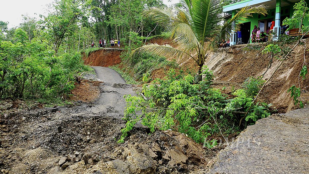 Hujan dengan intensitas tinggi dan labilnya tanah mengakibatkan sejumlah ruas jalan di  Kecamatan Purwojati, Kabupaten Banyumas, Jawa Tengah, terputus, Selasa (17/10). Longsor juga mengancam rumah-rumah warga yang berada di sekitarnya.